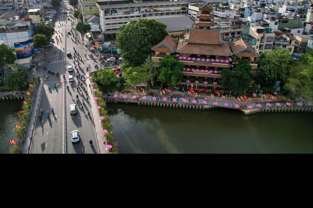 7-doa-sen-khong-lo-bung-sang-tren-kenh-nhieu-loc_phat dan6.jpg